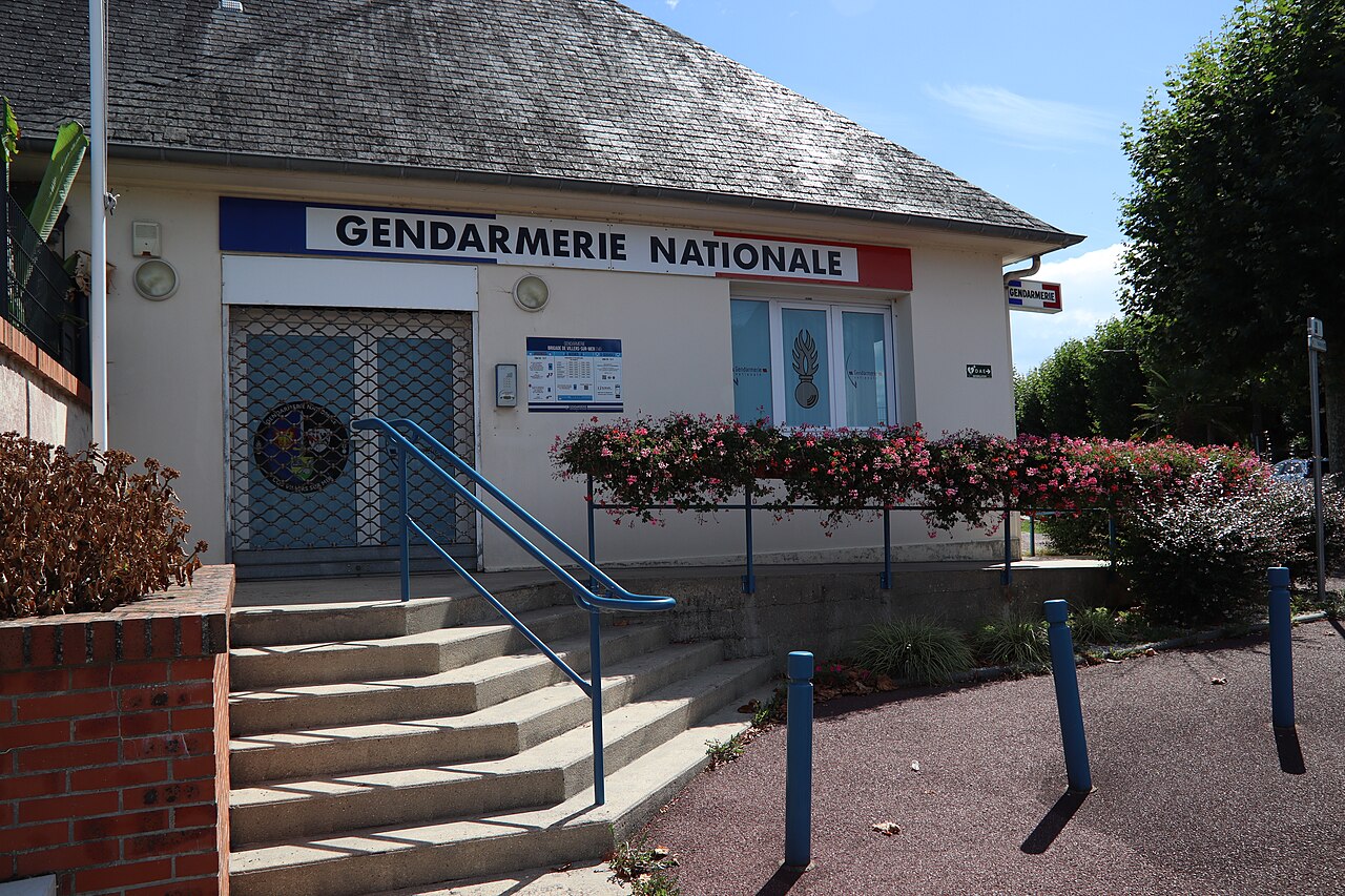 Façade de la brigade de gendarmerie nationale de Villers-sur-Mer dans le Calvados, avec son bandeau tricolore et la grenade de l’arme sur la vitre