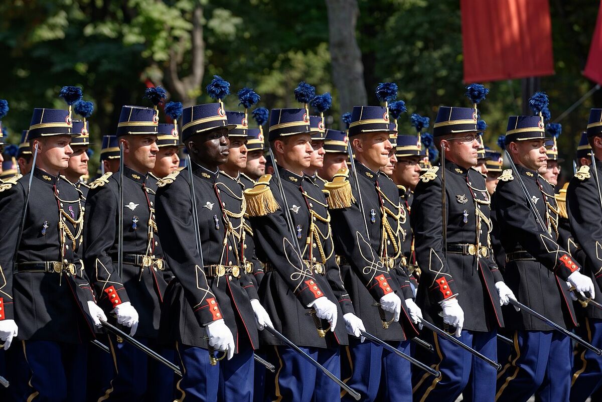 Élèves officiers de l’École des officiers de la Gendarmerie nationale défilant en grand uniforme sur les Champs-Élysées lors du défilé militaire du 14 juillet 2013